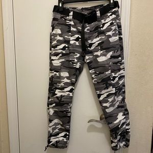 Black & white camouflage capris’